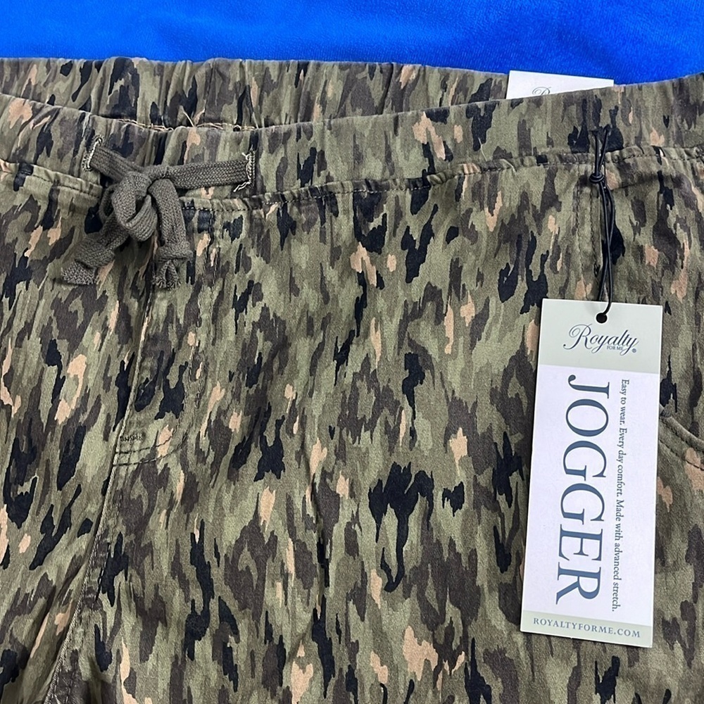 ⭐️ NWT Royalty For Me Camouflage Cropped Jogger pants- size 2X - Picture 2 of 10